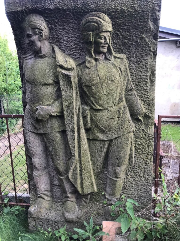 Část reliéfu znázorňující dva sovětské vojáky-osvoboditele z roku 1945 a letopočet 1968; v soukromém držení /foto autorů