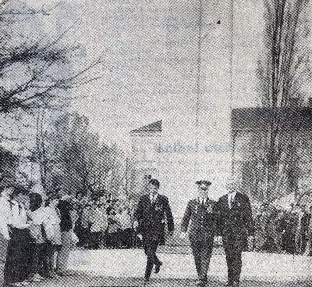 Odhalení památníku provedli vedoucí delegace střední skupiny sovětských vojsk a vedoucí tajemníci KSČ kraje a okresu 3. listopadu 1972 /Znojemsko, orgán OV KSČ a ONV Znojmo 8. 11. 1972
