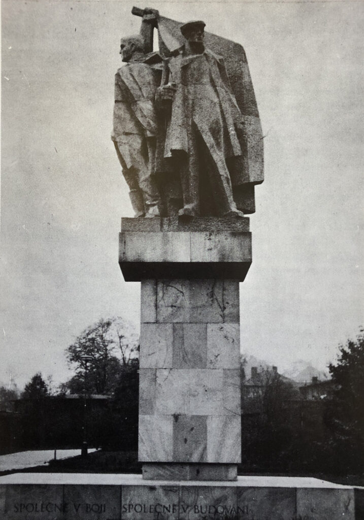 Památník družby v Novém Jičíně od Karla Vašuta (1929–2005), odhalený k výročí VŘSR 1976. Podle dobového tisku představuje sovětského vojáka se zdviženým praporem revoluce. K obraně revoluce stojí spolu s ním český milicionář a žena-matka, hledící k východu, odkud k nám přišla svoboda /foto z Umělci socialistické současnosti, 1988