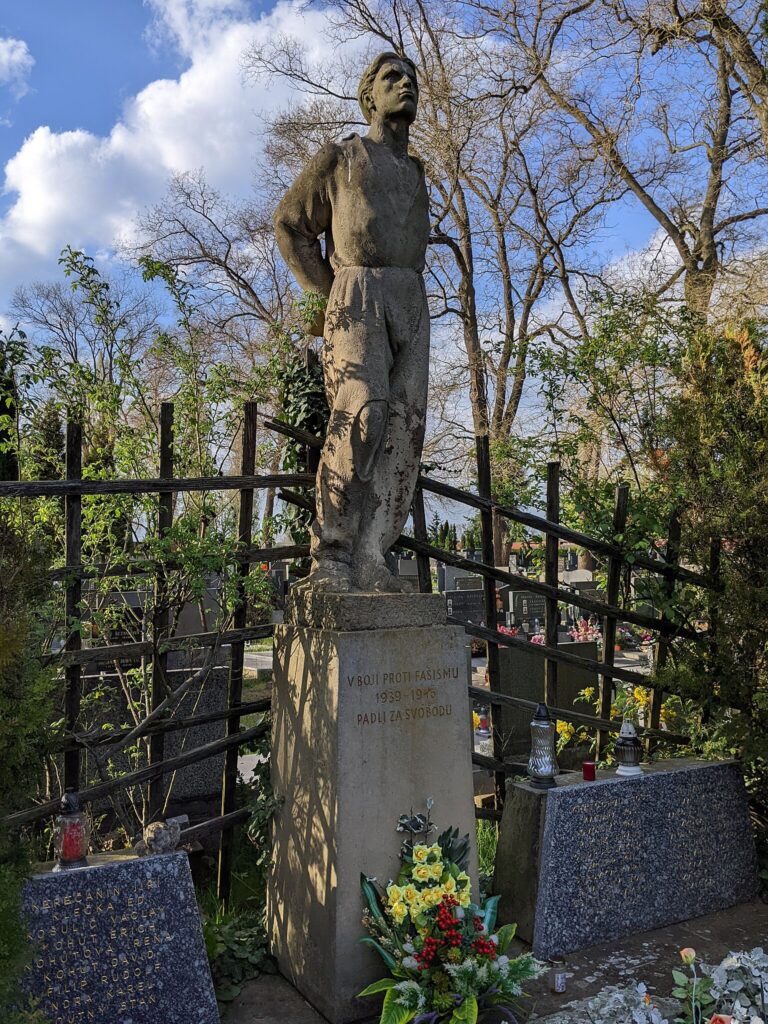 Hodonín, památník obětem fašismu z roku 1950 od sochaře Jana Habarty (1919–1989) /foto Martin Veselka, Wikimedia Commons, File:Hodonín - pomník obětem fašismu na městském hřbitově (2).jpg