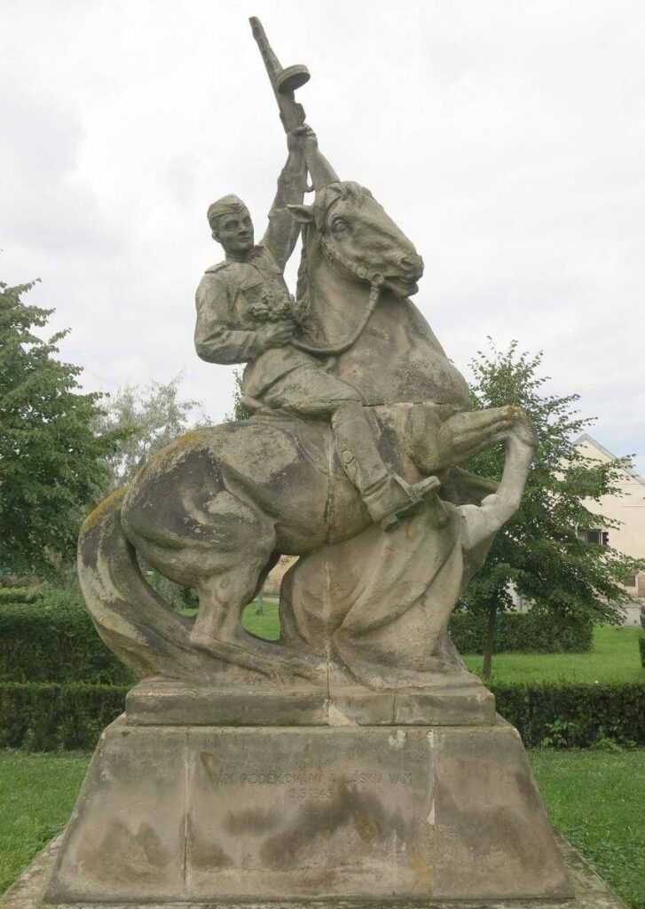 Keblice u Lovosic, rudoarmějec od Karla Zentnera (1891–1963) a Miroslava Zentnera (*1918). Přestože koňské povozy a koně obecně byli významným atributem Rudé armády, do pomníkové tvorby se tato historická reálie v zásadě nepromítla. Jezdecká socha v Keblicích je na českém území pravděpodobně jediná svého druhu /foto drobnepamatky.cz