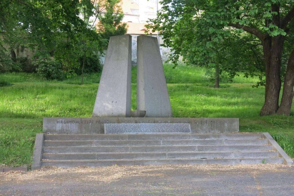 Klatovy,  Památník osvobození od Slavoje Nejdla (1929–2007) z roku 1965 /foto drobnepamatky.cz

