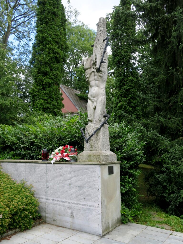 Mírov, Pomník obětem fašismu od Jiřího Jílka (1925–1981) z roku 1967 věnovaný mírovským vězňům /foto Jan Jeništa, Wikimedia Commons, File:Mírov - Pomník obětí fašismu.jpg