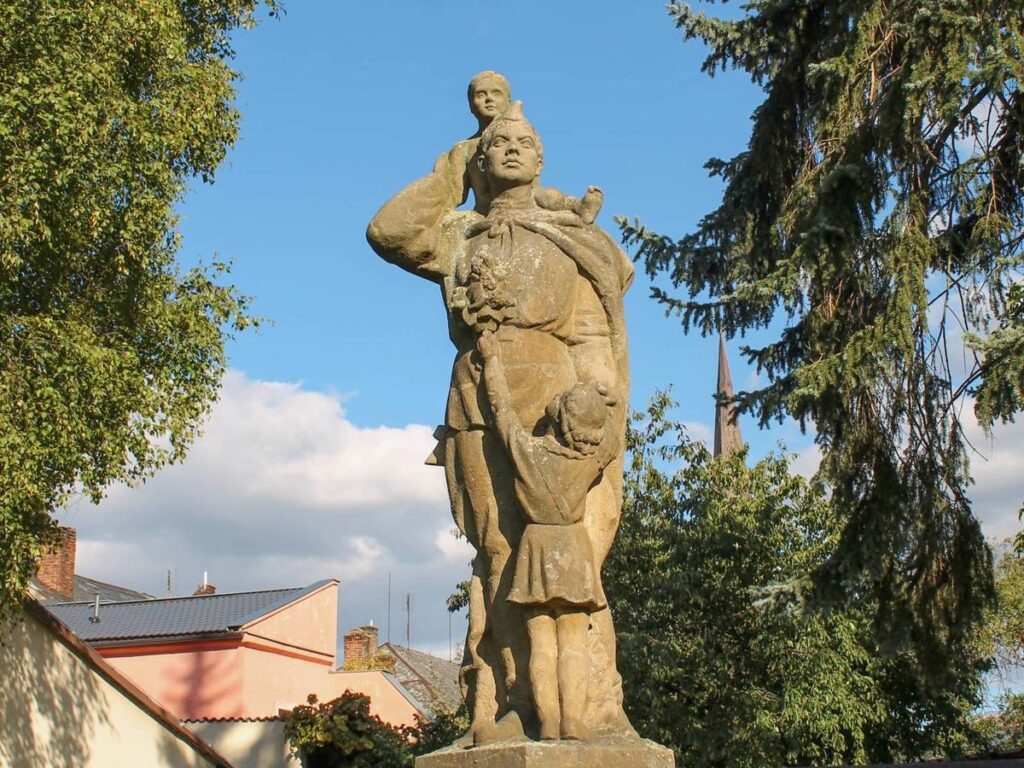 Mohelnice, Památník osvobození od Antonína Berky (1905–1995) z roku 1955. Součástí památníku je pamětní deska připomínající zásluhy Rudé armády a První československé tankové brigády na osvobození města /foto drobnepamatky.cz