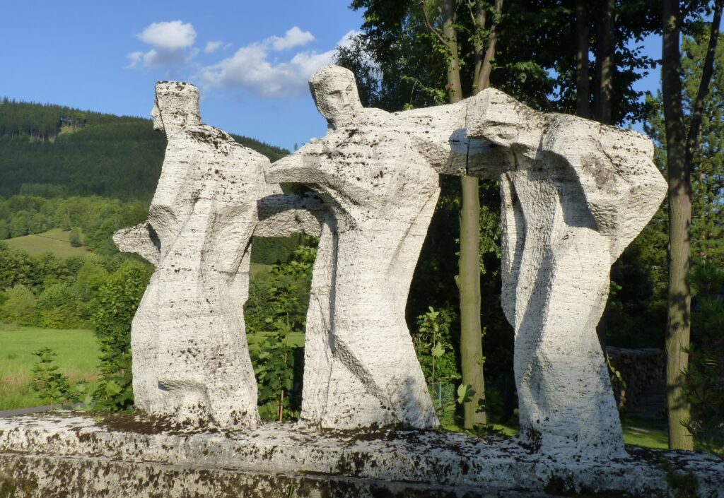 Morávka, památník partyzánům nazvaný Noční přechod od Miloše Zeta (1920–1995) z roku 1968 /foto Michal Klajban, Wikimedia Commons, File:Morávka, Noční přechod (1).JPG