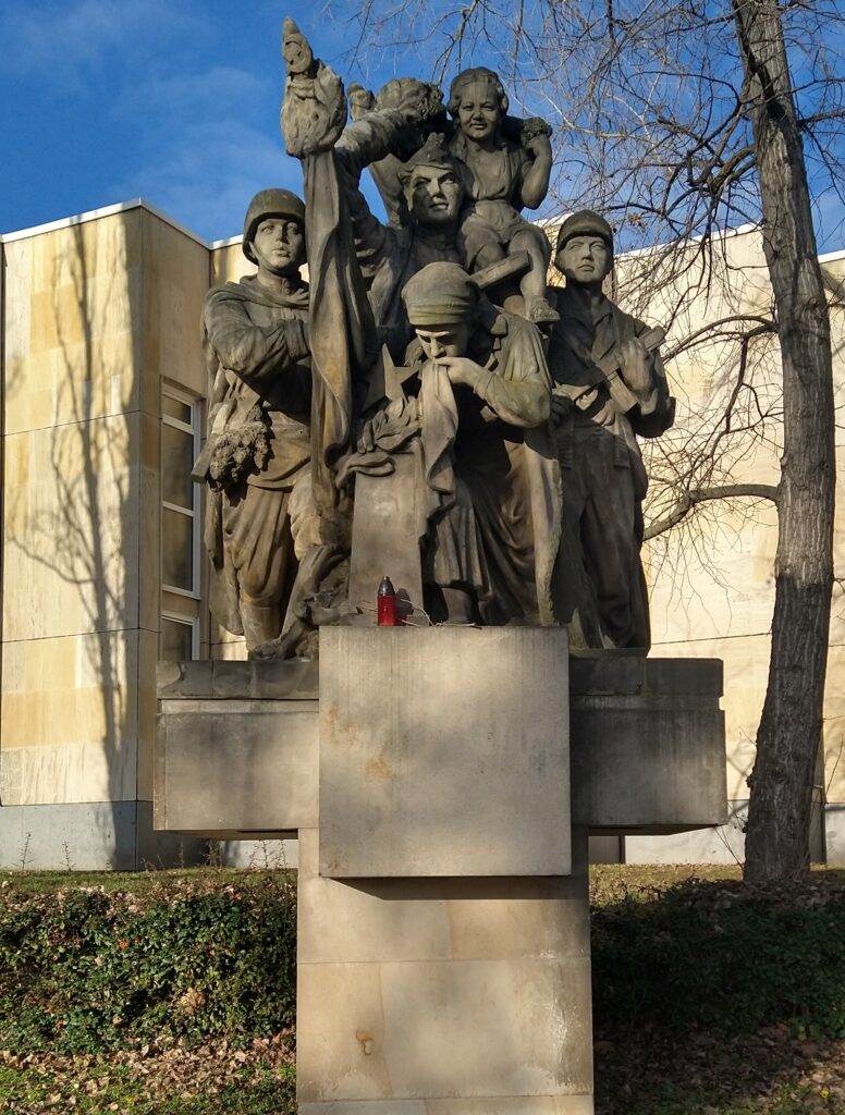 Most, Památník Rudé armády z roku 1951 od Václava Šáry (1893–1951) znázorňující setkání hornické rodiny a dvou rudoarmějců /foto autorů