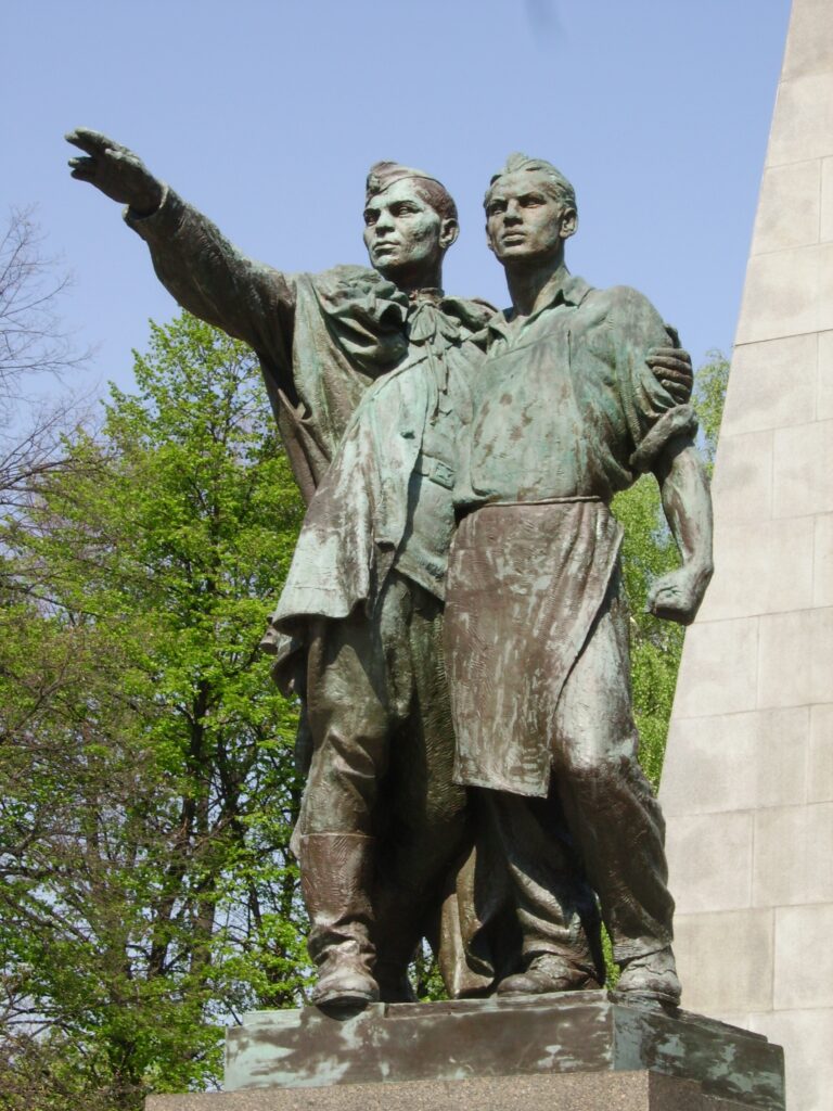 Ostrava, sousoší Památníku osvobození od Konráda Babraje (1921–1971) z roku 1947 /foto Tedmek, Wikimedia commons, File:Pam RA Ostrava 04.JPG