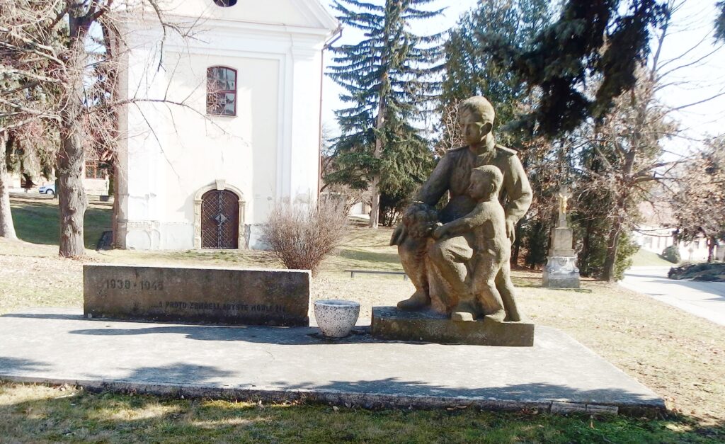 Rousínov u Vyškova, pomník s nápisem 1938–1945 ...A proto zemřeli, abyste mohli žít od Františka Šenka (1914–1979) z roku 1946 /foto palickap, Wikimedia Commons, File:Rousínov, pomník II. sv. válka.jpg