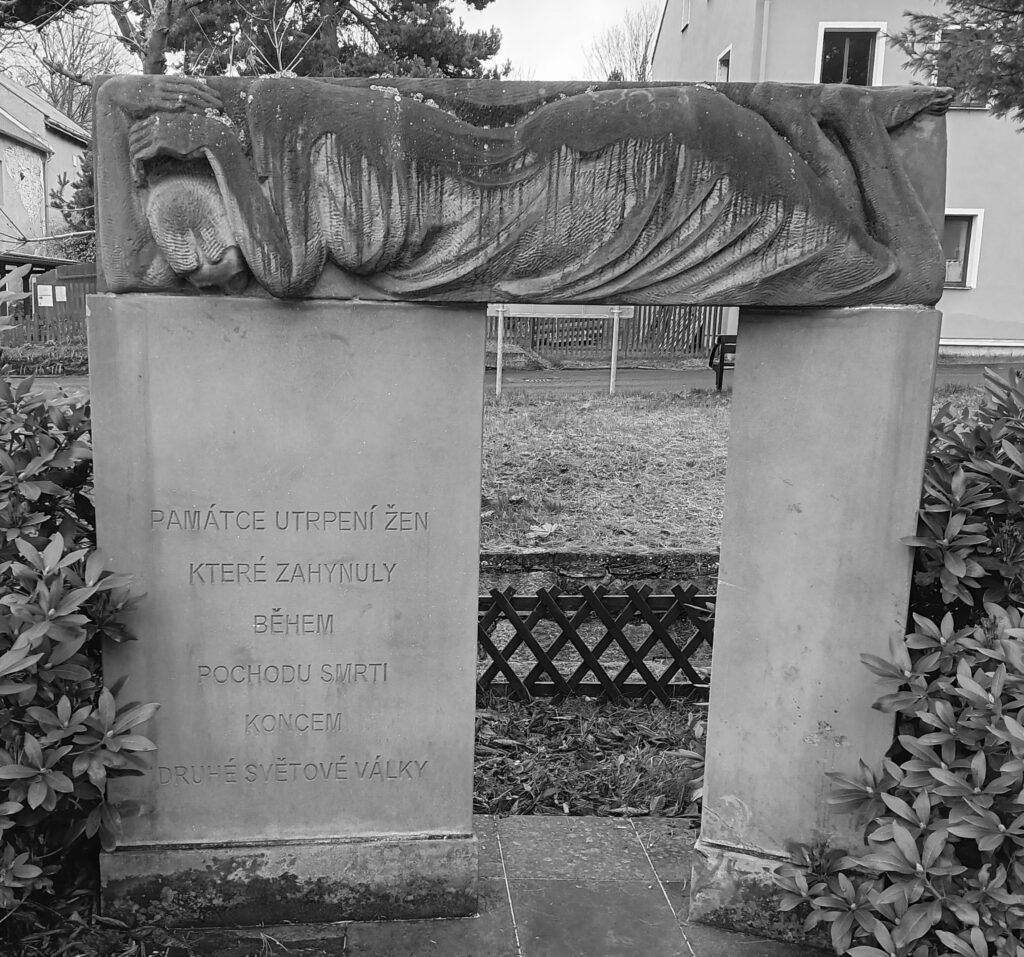 Pomník v Krásně, upravený na přání autorky v roce 2009 do původní podoby /foto autorů