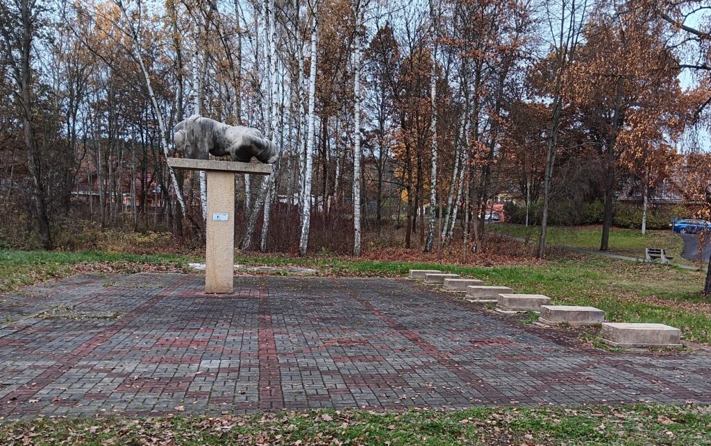 Svatava, pomník vězeňkyním zdejšího koncentračního tábora od Daniely Vinopalové (1928–2017), odhalený k výročí osvobození 9. května 1965. Zachycuje stav po úpravě ze 70. let s vydlážděným prostorem a doplněnými kamennými kvádry nesoucími nápisy zemí, odkud zde vězněné ženy pocházely /foto autorů