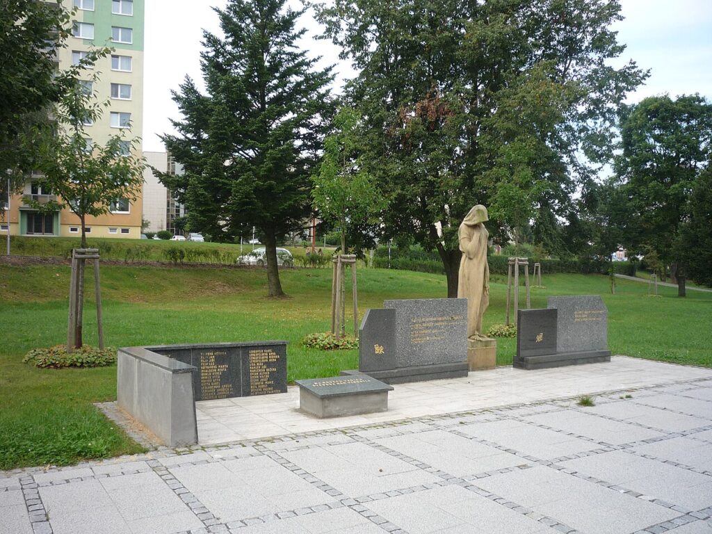 Pomník Rudé armády ve Žďáru nad Sázavou v roce 1956 doplnil již existující pietní místo věnované místním obětem druhé světové války /foto Pohled 111, Wikimedia Commons, File:Pomník obětem II. světové války Žďár nad Sázavou 01.jpg