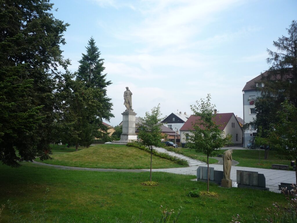 Pomník Rudé armády ve Žďáru nad Sázavou v roce 1956 doplnil již existující pietní místo věnované místním obětem druhé světové války /foto Pohled 111, Wikimedia commons
File:Socha Rudoarmějce (Žďár nad Sázavou) 03.jpg