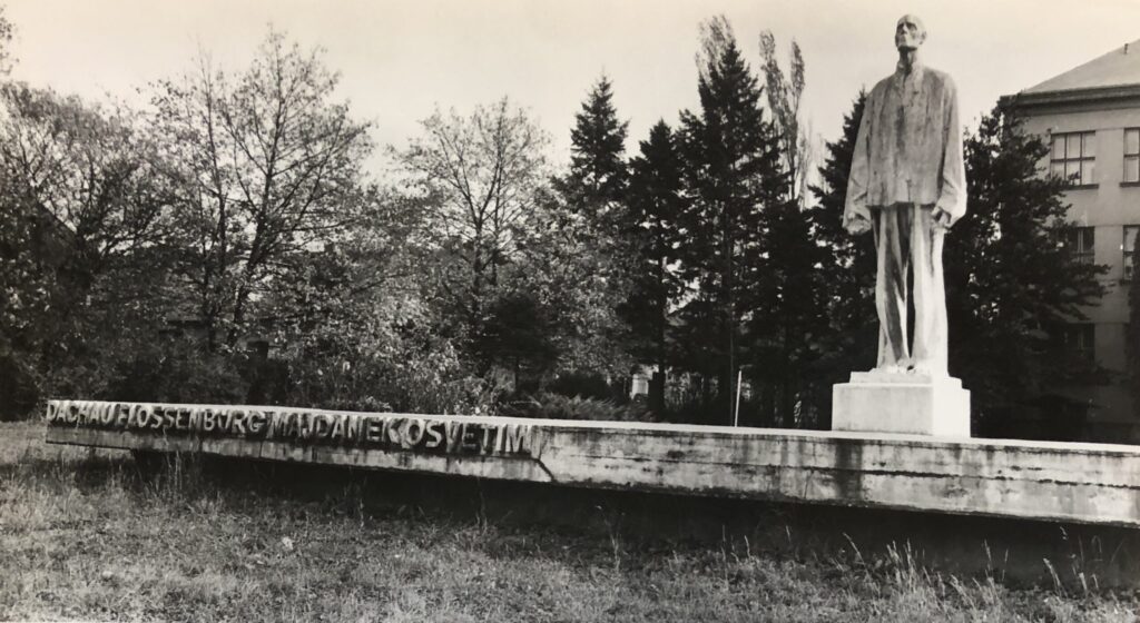 Dobruška, Pomník obětem nacismu od Josefa Adámka (1927–2000) z roku 1965 věnovaný popraveným a umučeným občanům města /foto z Padli na poli cti a slávy, 1975 