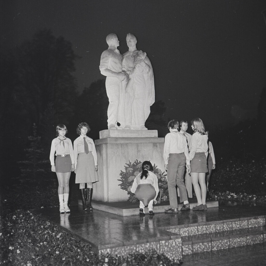 Oslavy VŘSR u památníku Sbratření v Bruntále, 5. 11. 1976 /Státní okresní archiv Bruntál, foto Stanislav Novák