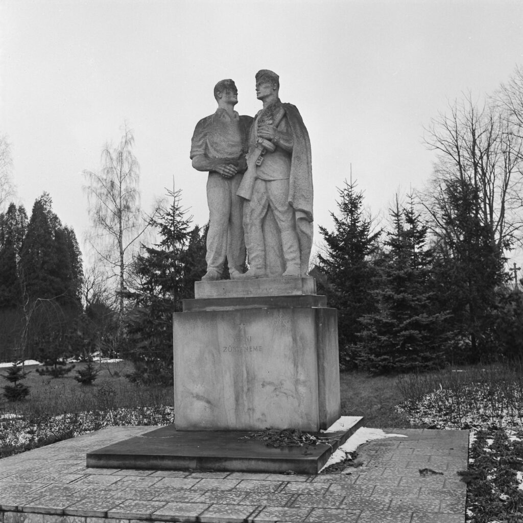 Památník Sbratření od Vladimíra Brázdila (1903–1982) v Bruntále (1975) /Muzeum v Bruntále, foto Stanislav Novák