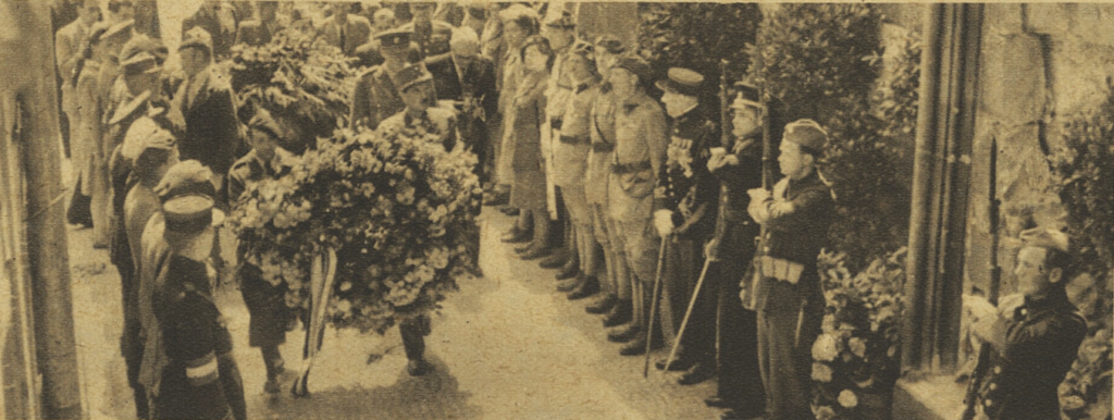 Během roku 1945 položili věnce k provizorně obnovenému hrobu Neznámého vojína západní Spojenci: maršál Montgomery (22. září), generál Eisenhower (11. října), jako první Francouzi v čele s generálem Philippem Leclercem u příležitosti francouzského státního svátku /Svět v obrazech 27. 7. 1945