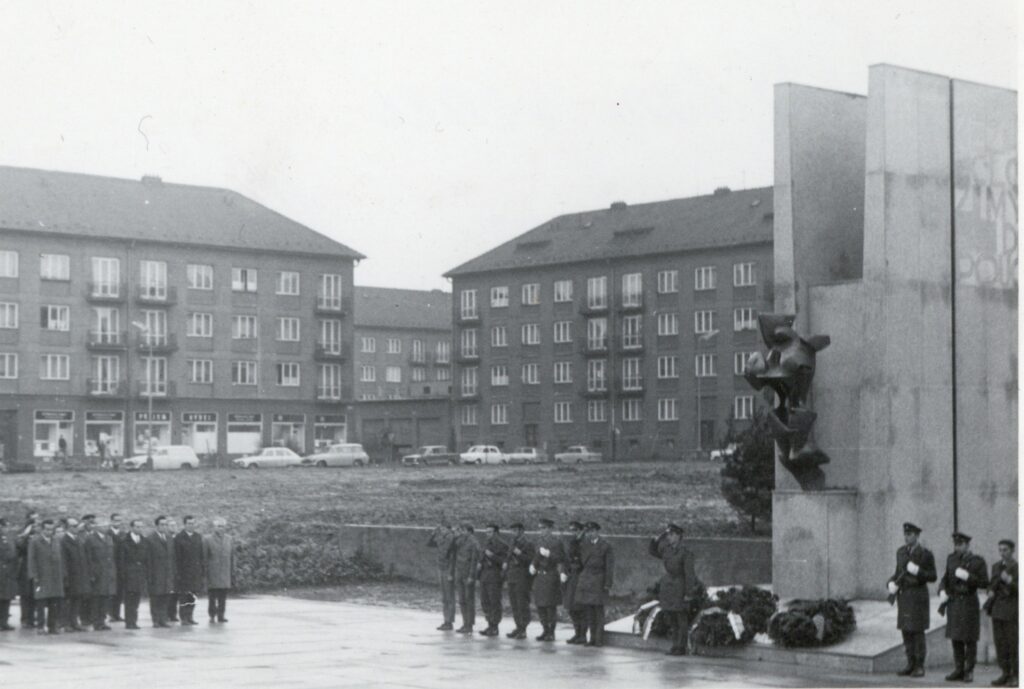 Památník osvobození v Karviné se sochou Bojovníka od Jaroslava Brože (*1935) odhalený v listopadu 1970 /Státní okresní archiv Karviná 