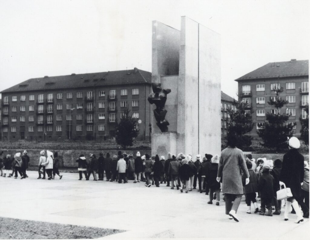 Památník osvobození v Karviné se sochou Bojovníka od Jaroslava Brože (*1935) odhalený v listopadu 1970 /Státní okresní archiv Karviná 