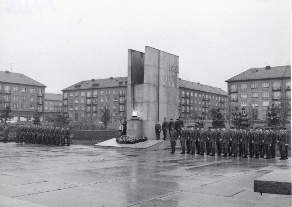 Památník osvobození v Karviné po odstranění původní sochy Bojovníka a před osazením nové sochy rudoarmějce /Státní okresní archiv Karviná 