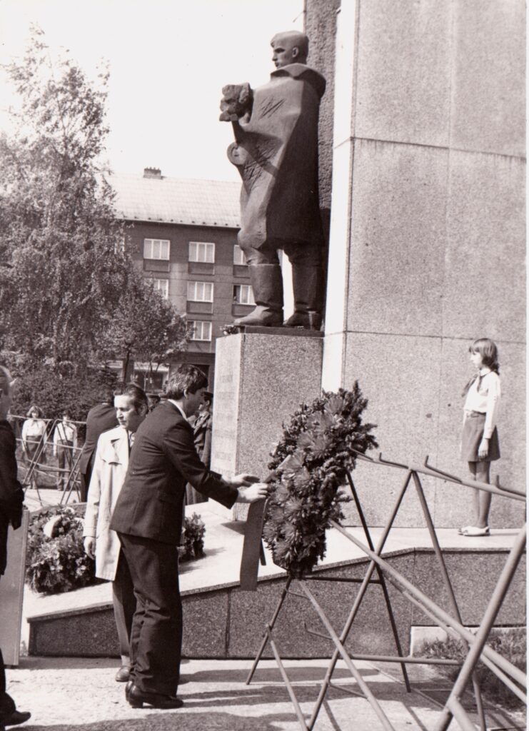Památník osvobození v Karviné s novou plastikou rudoarmějce od Jaroslava Brože (*1935) z roku 1975 /Státní okresní archiv Karviná