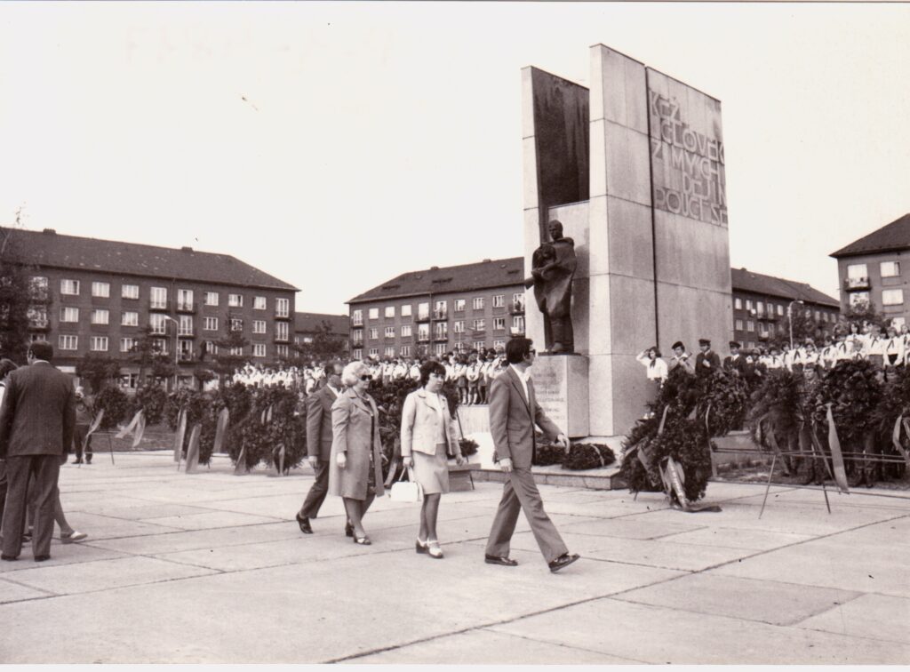 Památník osvobození v Karviné s novou plastikou rudoarmějce od Jaroslava Brože (*1935) z roku 1975 /Státní okresní archiv Karviná