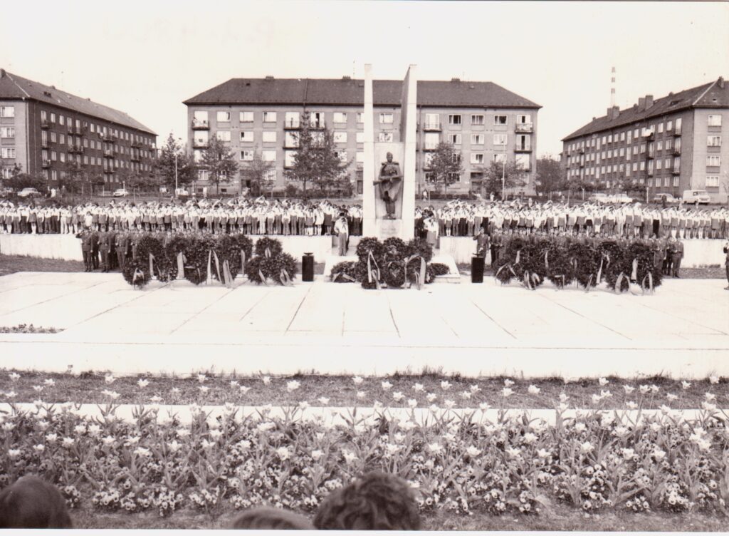 Památník osvobození v Karviné s novou plastikou rudoarmějce od Jaroslava Brože (*1935) z roku 1975 /Státní okresní archiv Karviná 