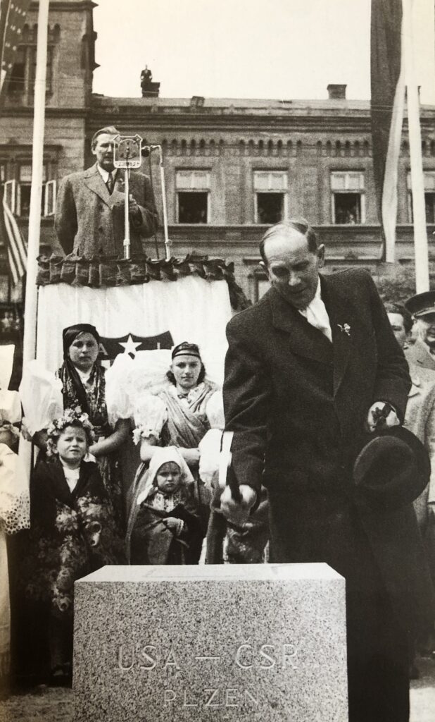 Plzeň, 4. května 1947 /ze sbírek Západočeského muzea v Plzni, p. o., snímek z filmu Slavnost položení základního kamene pro věčný památník americké armádě