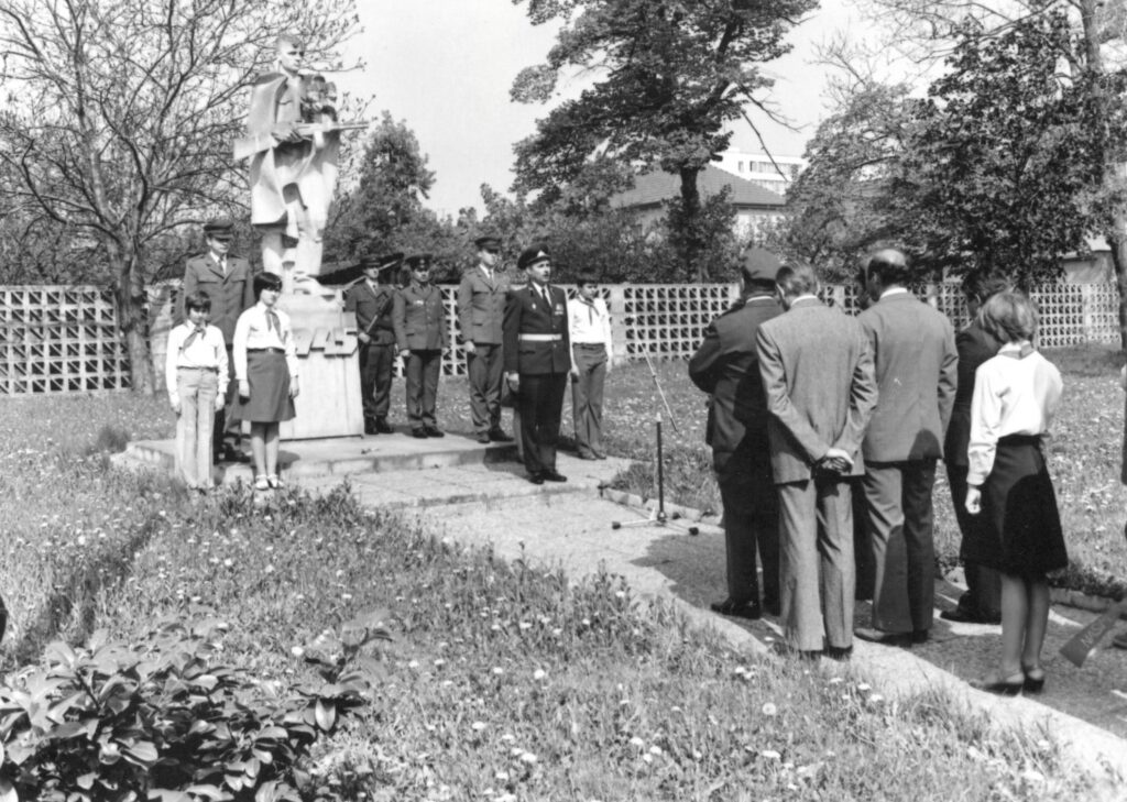 Projev sovětského důstojníka u Pomníku osvobození v Čelákovicích, 9. 5. 1981 /Městské muzeum v Čelákovicích, foto Josef Kyncl