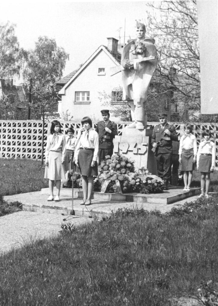 Čestná stráž pionýrů a Lidových milicí u památníku osvobození v Čelákovicích, 70. léta /Městské muzeum v Čelákovicích
