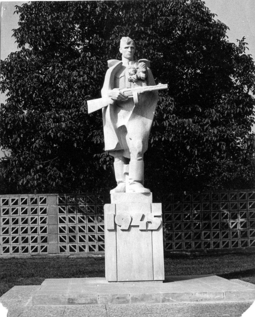 Pomník osvobození od Jaroslava Brože (*1935) v Čelákovicích (1975) /Městské muzeum v Čelákovicích 