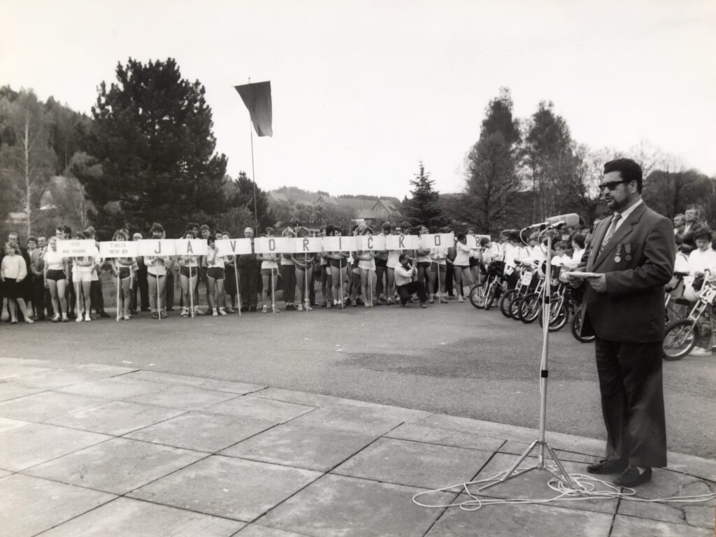 Účastníci štafetového mírového běhu u památníku Vítězství v Javoříčku, 5. května 1989 /Vlastivědné muzeum v Olomouci
