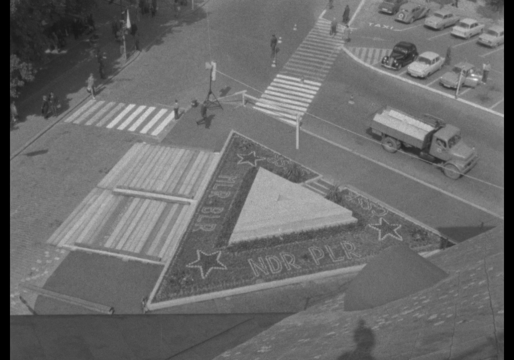 Květinová výzdoba u památníku, záběr z filmu dokumentujícího jeho instalaci a odhalení /Muzeum Jindřichohradecka