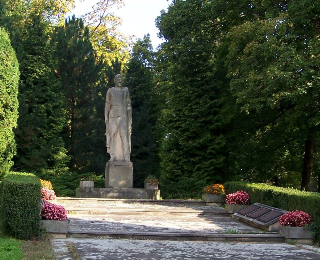 Socha rudoarmějce od Ladislava Zemánka (1931–2004) instalovaná v roce 1981 k již existujícímu památníku padlých a umučených v podobě desek se jmény místních obětí druhé světové války /foto Kixx, Wikimedia Commons, File:Jaroměř Pomník II. sv. války.jpg