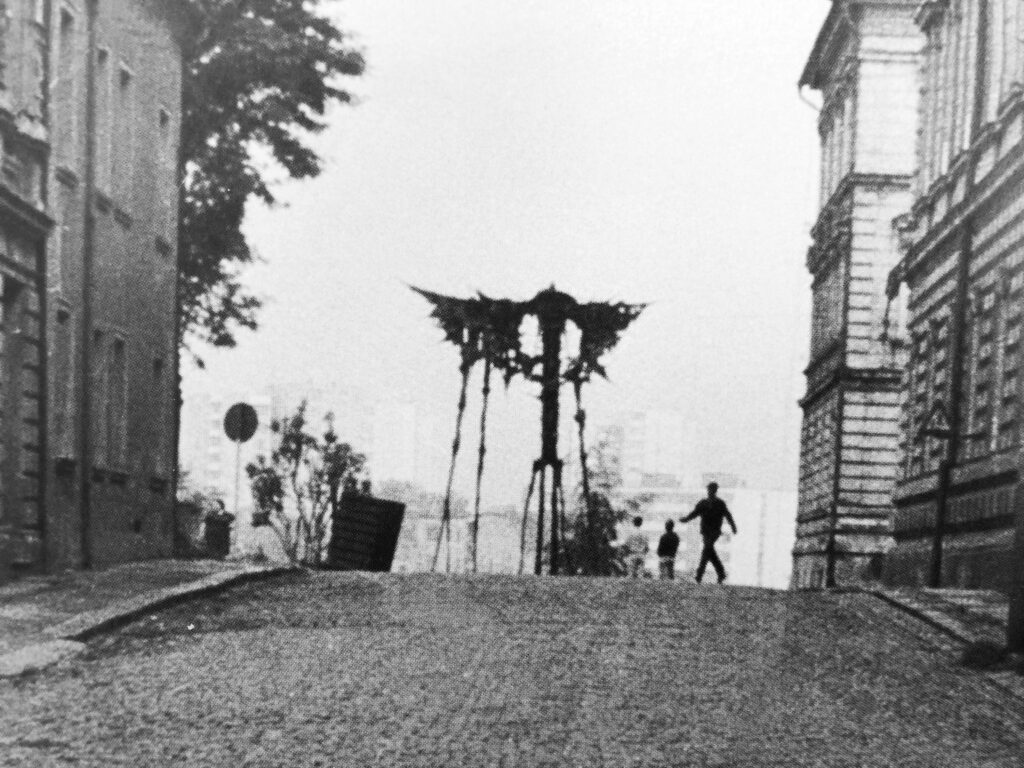 Socha Kaddish od sochaře Aleše Veselého (1935–2015) instalovaná na konci 60. let ve veřejném prostoru (Ostrava 1968 a Liberec 1969). S jiným pomníkovým projektem se autor zúčastnil soutěže pro Terezín /foto Jan Svoboda (1969) z Socha a město Liberec 1969, 2008