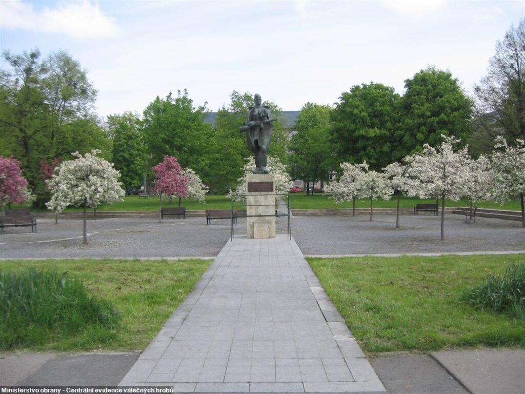 Původní socha Bojovníka se na památník osvobození nevrátila ani po roce 1989 ani po celkové rekonstrukci pamětního místa v letech 2004–2005. Současná podoba Památníku osvobození v Karviné se sochou rudoarmějce od Jaroslava Brože /foto z Centrální evidence válečných hrobů ministerstva obrany