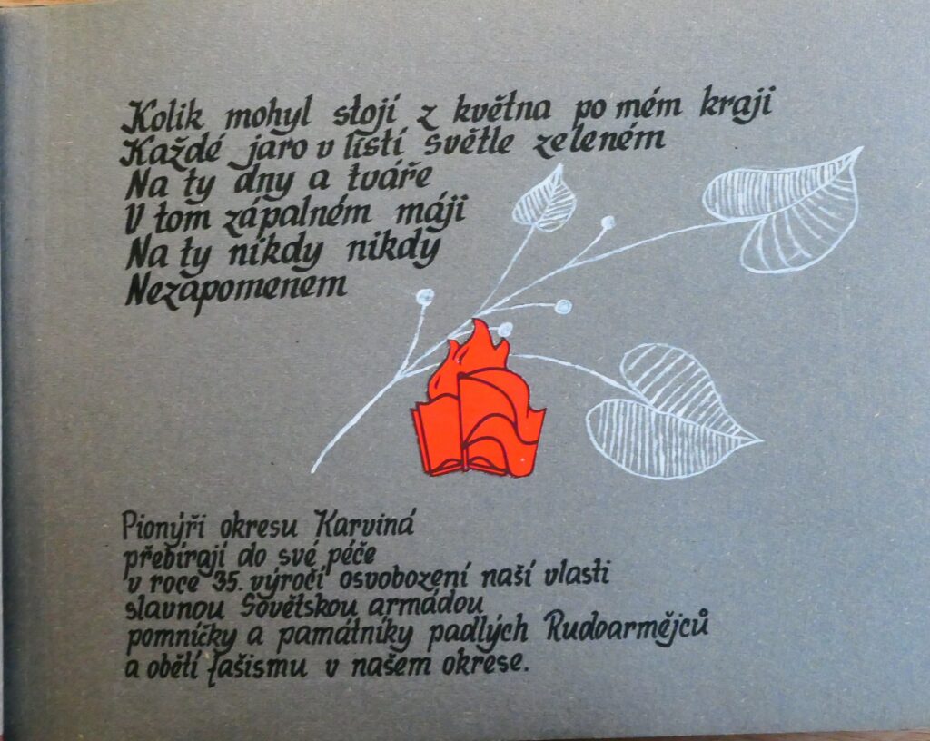 Album k 35. výročí osvobození s fotografiemi pomníků Rudé armádě v karvinském okrese převzatých do péče jednotlivých škol /Státní okresní archiv Karviná