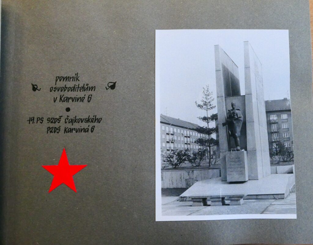 Album k 35. výročí osvobození s fotografiemi pomníků Rudé armádě v karvinském okrese převzatých do péče jednotlivých škol /Státní okresní archiv Karviná