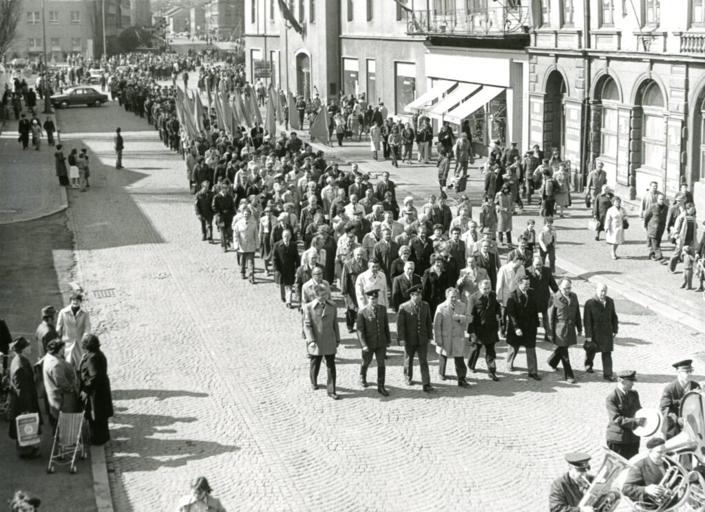 Trutnov, průvod od památníku osvobození k sovětským hrobům na městském hřbitově v rámci oslav osvobození v roce 1980 /Státní okresní archiv Trutnov