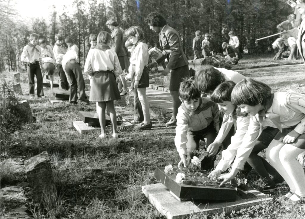 Děti u sovětských pomníčků na trutnovském hřbitově, 1980 /Státní okresní archiv Trutnov