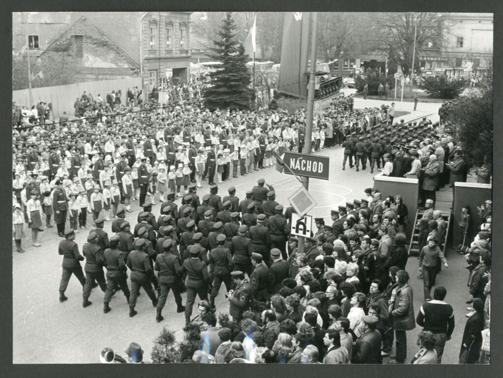 Přehlídka ozbrojených složek u památníku osvobození v Trutnově  v květnu 1985 /Státní okresní archiv Trutnov