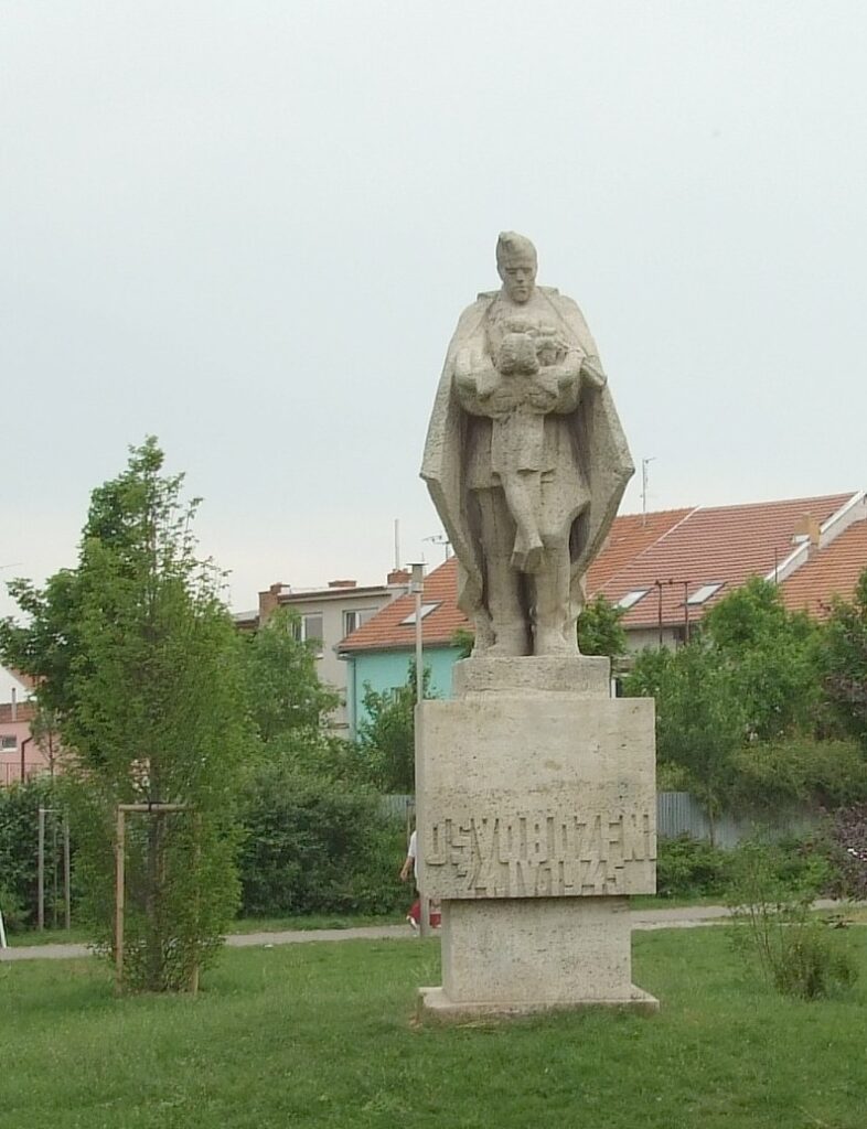 Brno-Tuřany, Památník osvobození od Vlastimila Večeři (1921–1987) z roku 1966 /foto Kirk, Wikimedia Commons, File:Tuřany - pomník osvození Tuřan.jpg
