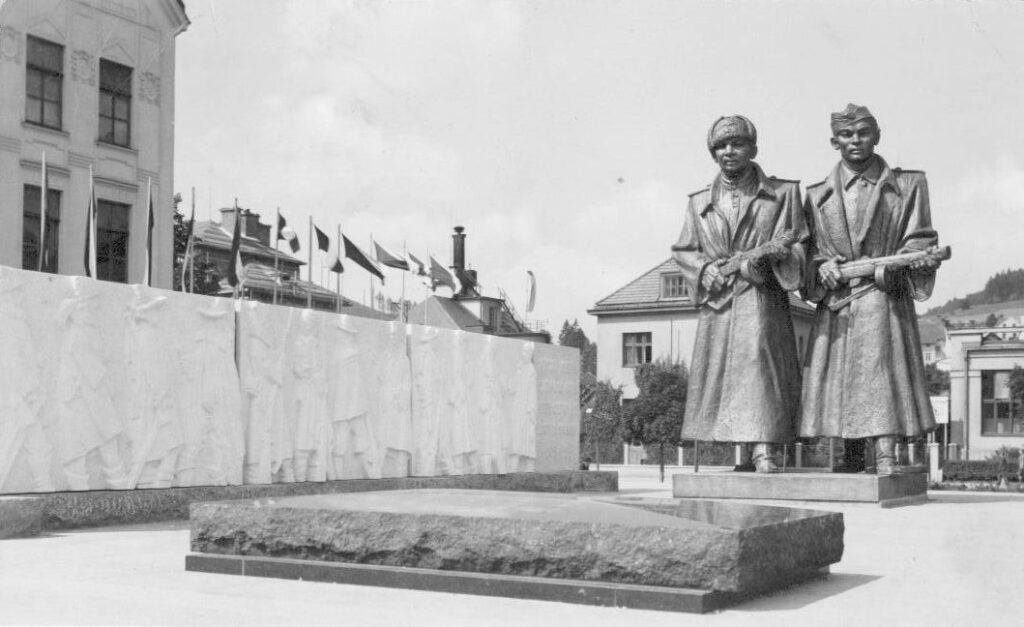 Vsetín, Památník osvobození z roku 1949 od Rudolfa Hlavici (1897–1971) s hrobem Neznámého bojovníka První československé brigády (inaugurovaným již 28. října 1948) a sousoším osvoboditelů města – rudoarmějce a vojáka československého armádního sboru, dobová pohlednice