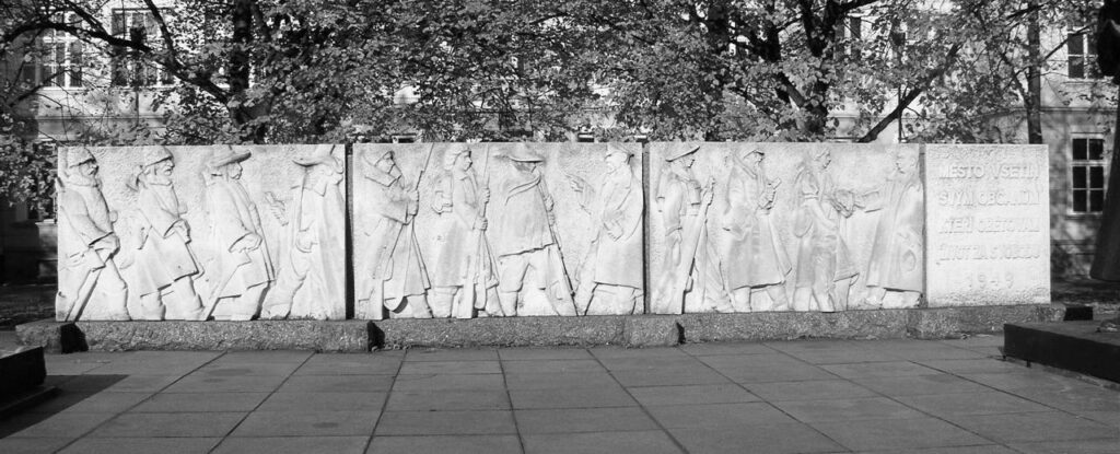 Vsetín, Památník osvobození – reliéfový triptych symbolizují první a druhý odboj v historické návaznosti na valašské rebelie za třicetileté války. První odboj reprezentují legionáři a Masaryk, druhý západní čs. voják, partyzán, žena s obětí války a Beneš /foto z Centrální evidence válečných hrobů ministerstva obrany