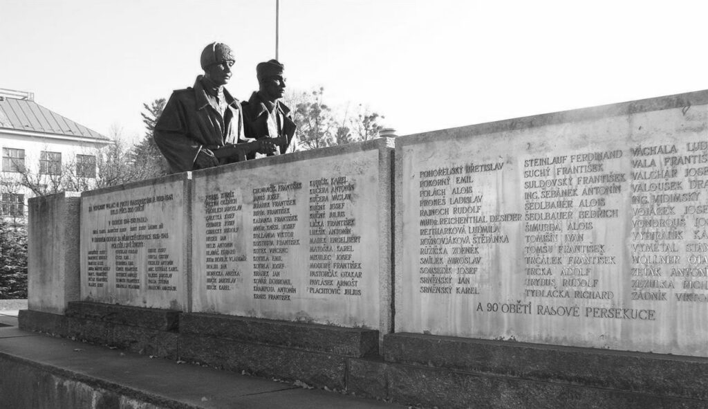 Vsetín, Památník osvobození – druhá strana reliéfového triptychu se jmény padlých v první a druhé světové válce a s připomínkou místních obětí z židovské komunity /foto z Centrální evidence válečných hrobů ministerstva obrany