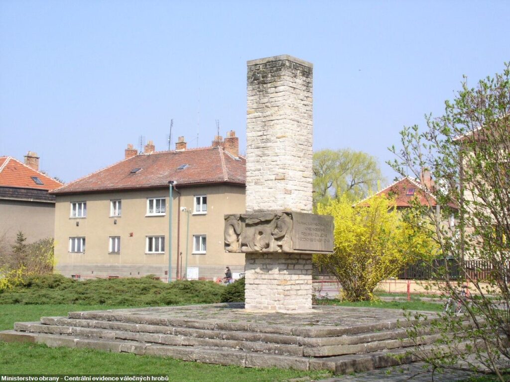 Židlochovice, Památník osvobození s plastikou od Sylvy Lacinové-Jílkové (1923–2019) z roku 1965 /foto z Centrální evidence válečných hrobů ministerstva obrany