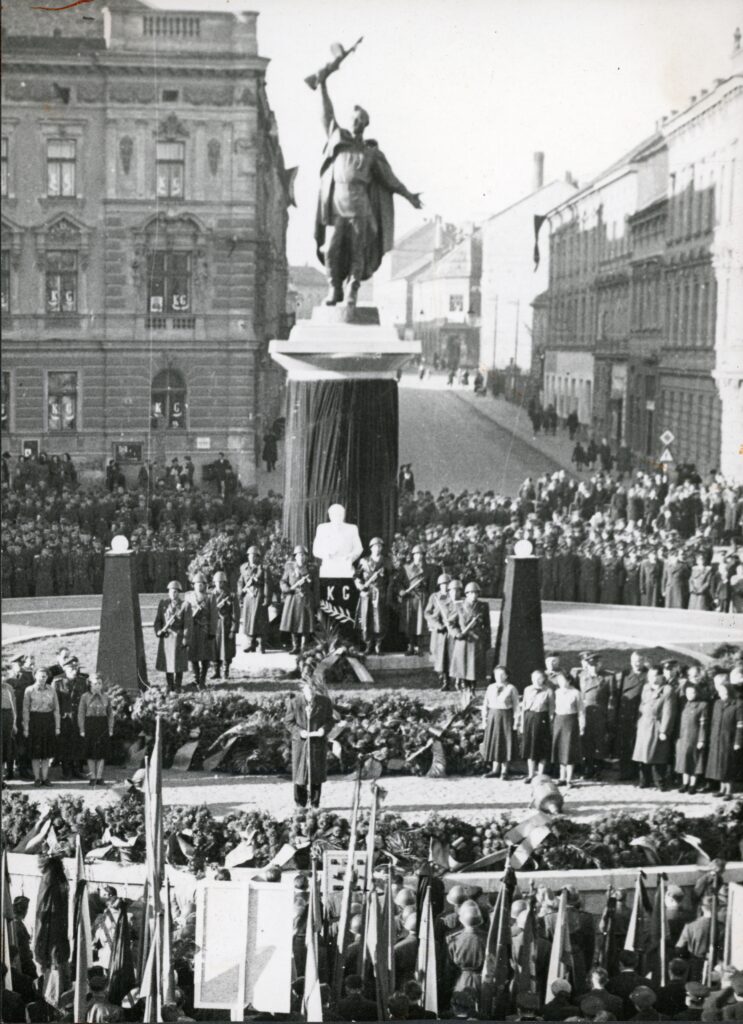 Tryzna za prezidenta Klementa Gottwalda u památníku sovětské armády ve Znojmě /sbírka Jihomoravského muzea ve Znojmě