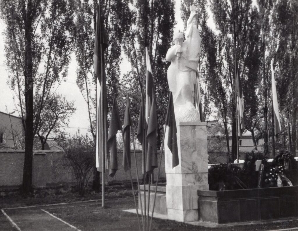 Památník Vděčnost od Vojtěcha Hořínka (1906–1998) v Javorníku (1975) /Státní okresní archiv Jeseník