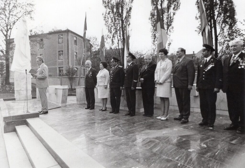 Slavnostní odhalení památníku Vděčnost v Javorníku, 9. 5. 1975 /Státní okresní archiv Jeseník