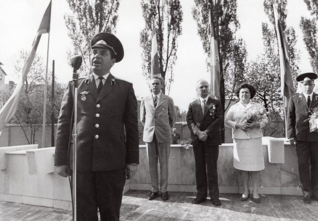 Projev sovětského důstojníka při slavnostním odhalování památníku Vděčnost v Javorníku, 9. 5. 1975 /Státní okresní archiv Jeseník