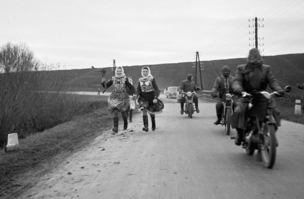 Štafeta Poselství přátelství a míru na cestě z Košic na československo-sovětskou hranici, 1951 /foto Stanislav Skalický, ČTK 
